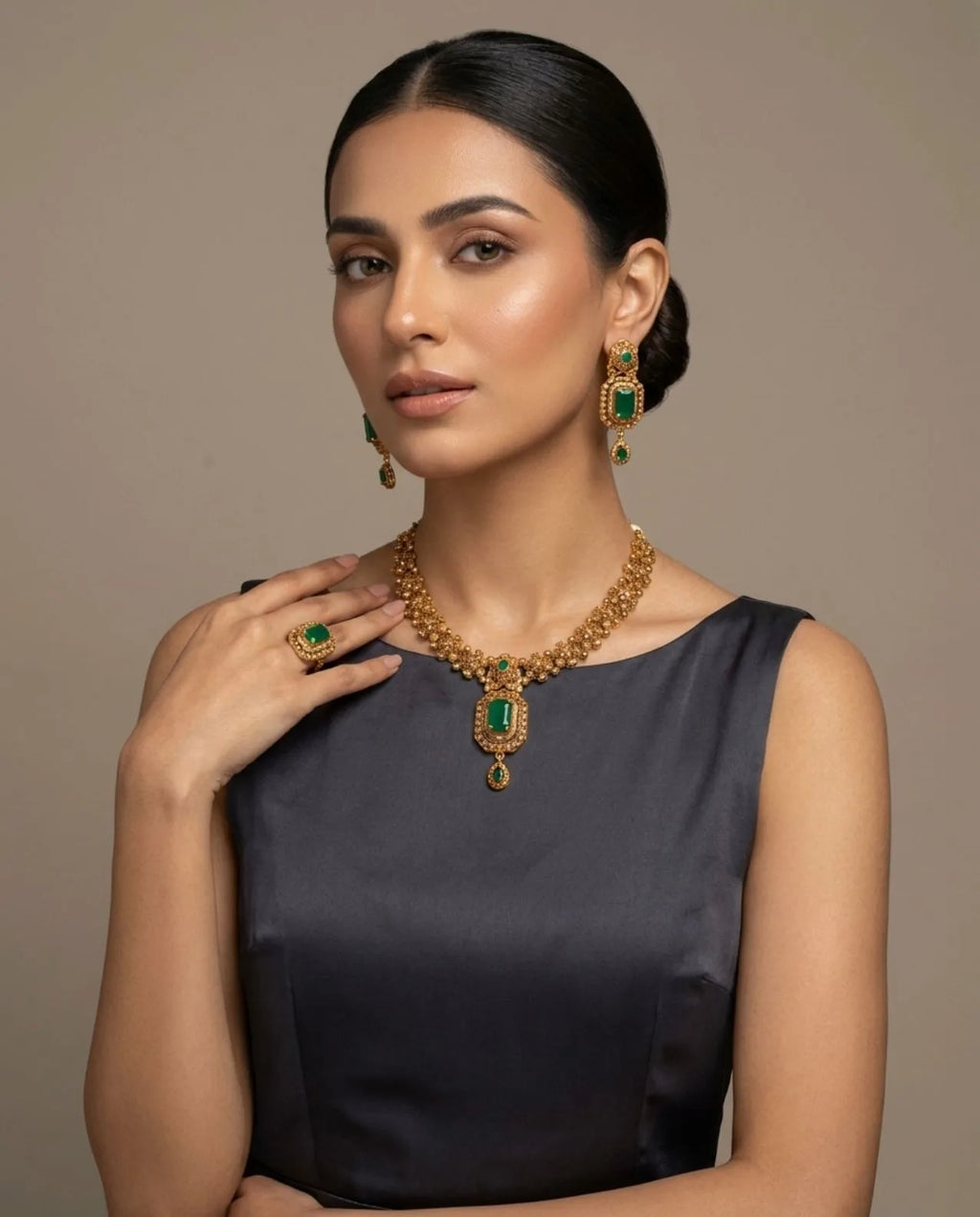 Luxury Emerald Silver Necklace Set