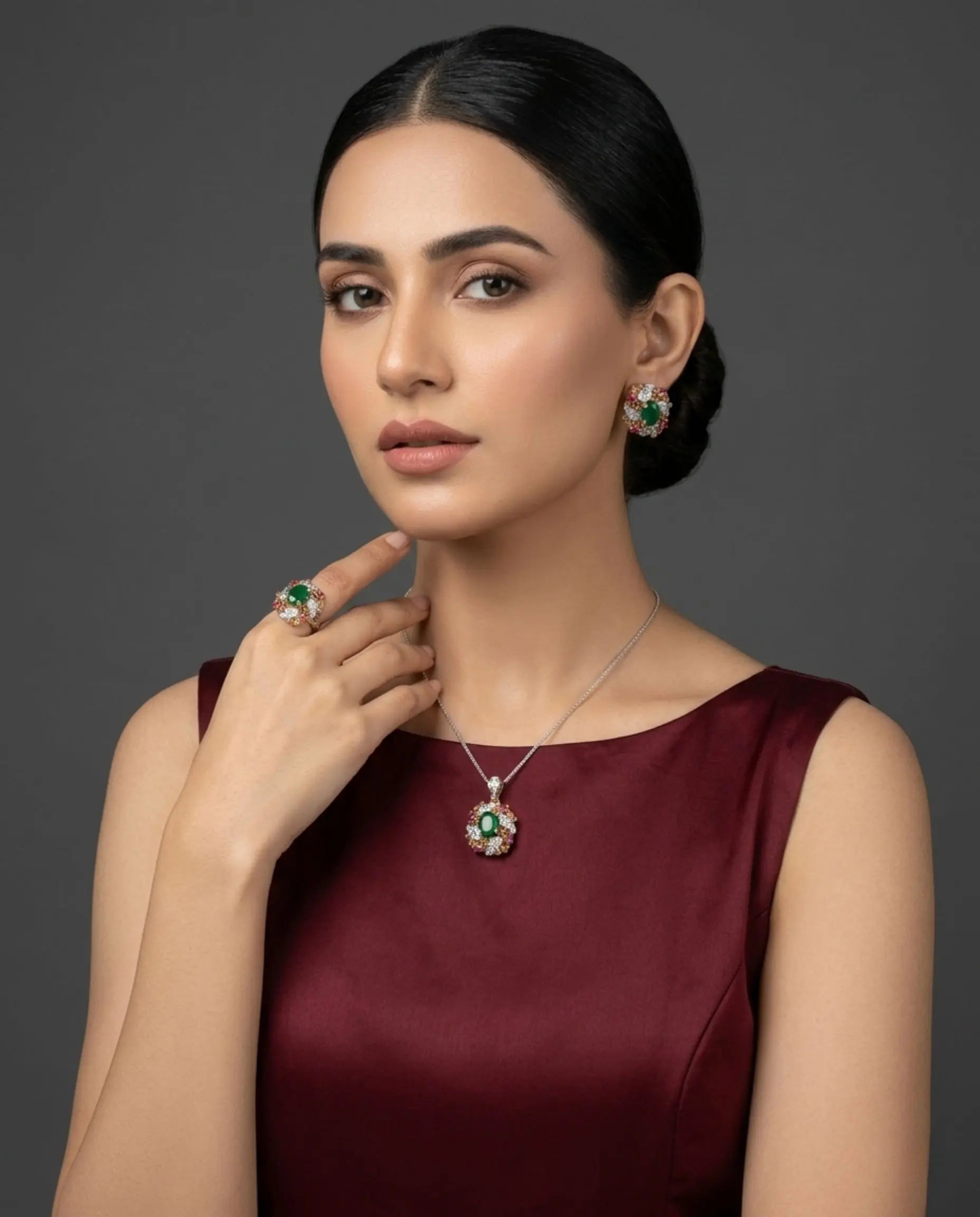 Royal Emerald Silver Pendant Set